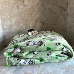 Peanuts: St.Patrick theme VelvetLoft throw by Berkshire